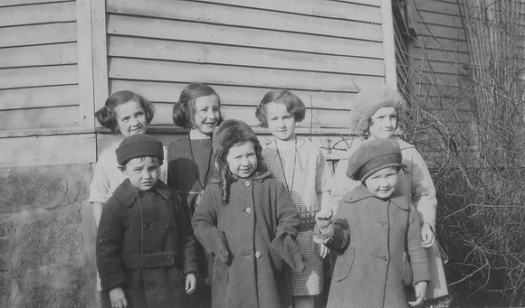 1922 - Back Row: Holly, Betty, Pearl, Gene. Front Row: Russell, Esther, Carl