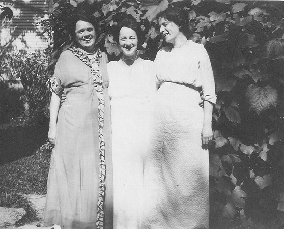 1912 - Bertha Williams with friends Mitchie Steffins (LT) & Millie Foster (RT)