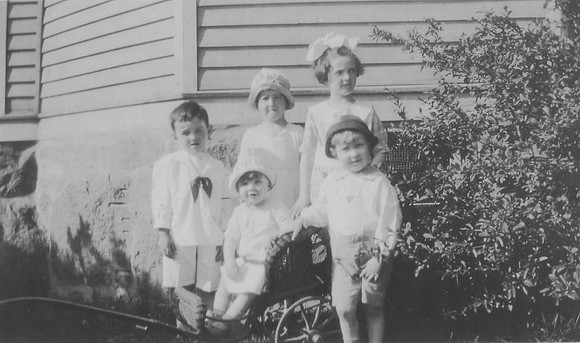 1922 - Russell, Pearl, Holly, Doris (in carriage), Carl